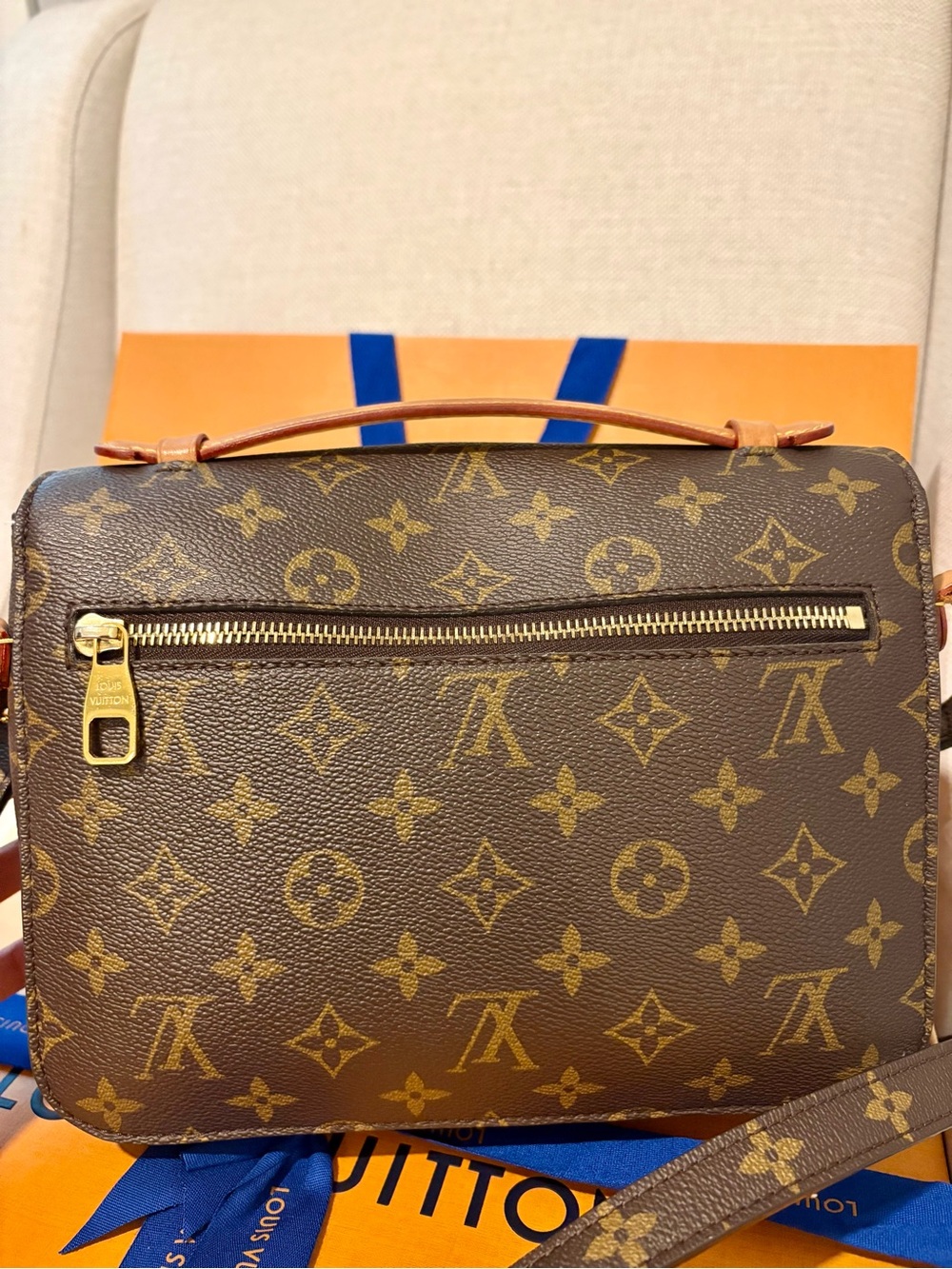 Authentic Louis Vuitton Monogram Pochette Metis - Picture 4 of 8